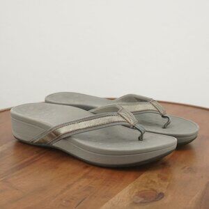 P7-13 Vionic 380 High Tide Womens Flip Flop Thong Sandals Silver Leather Wedge